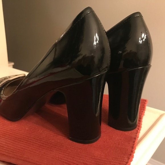 TAHARI Black patent leather wedge heels with buckle - Picture 2 of 6